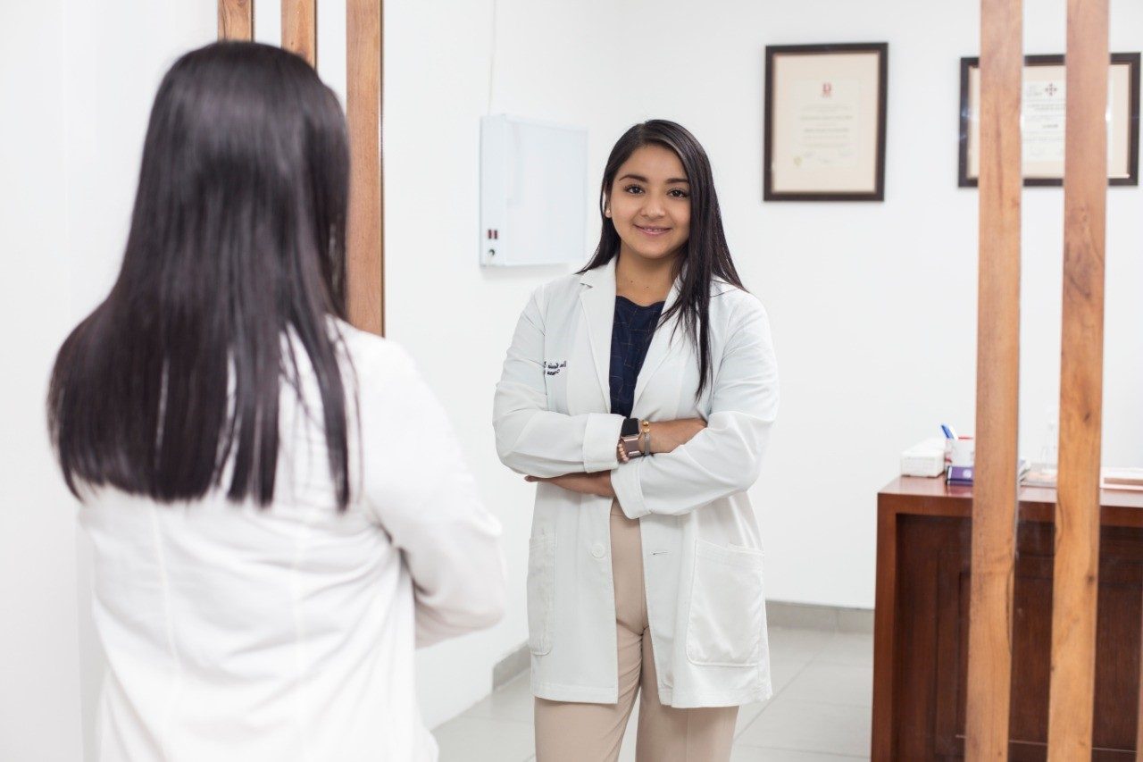 Dra. María Elena Zamora V. atendiendo a una paciente en su consultorio de mastología en Guayaquil