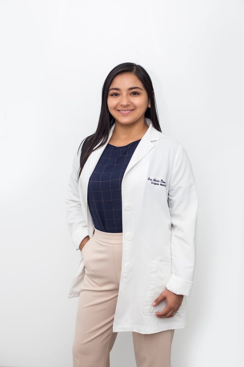 Dra. María Elena Zamora V. en su consultorio